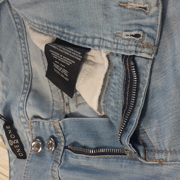 One5One Mid-Rise Button Back Pockets Light Blue Jeans Size 8 - Picture 13 of 16